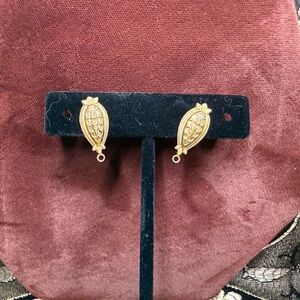 Circa 1900s Gold Tone Screw Back Earrings Scareb Look